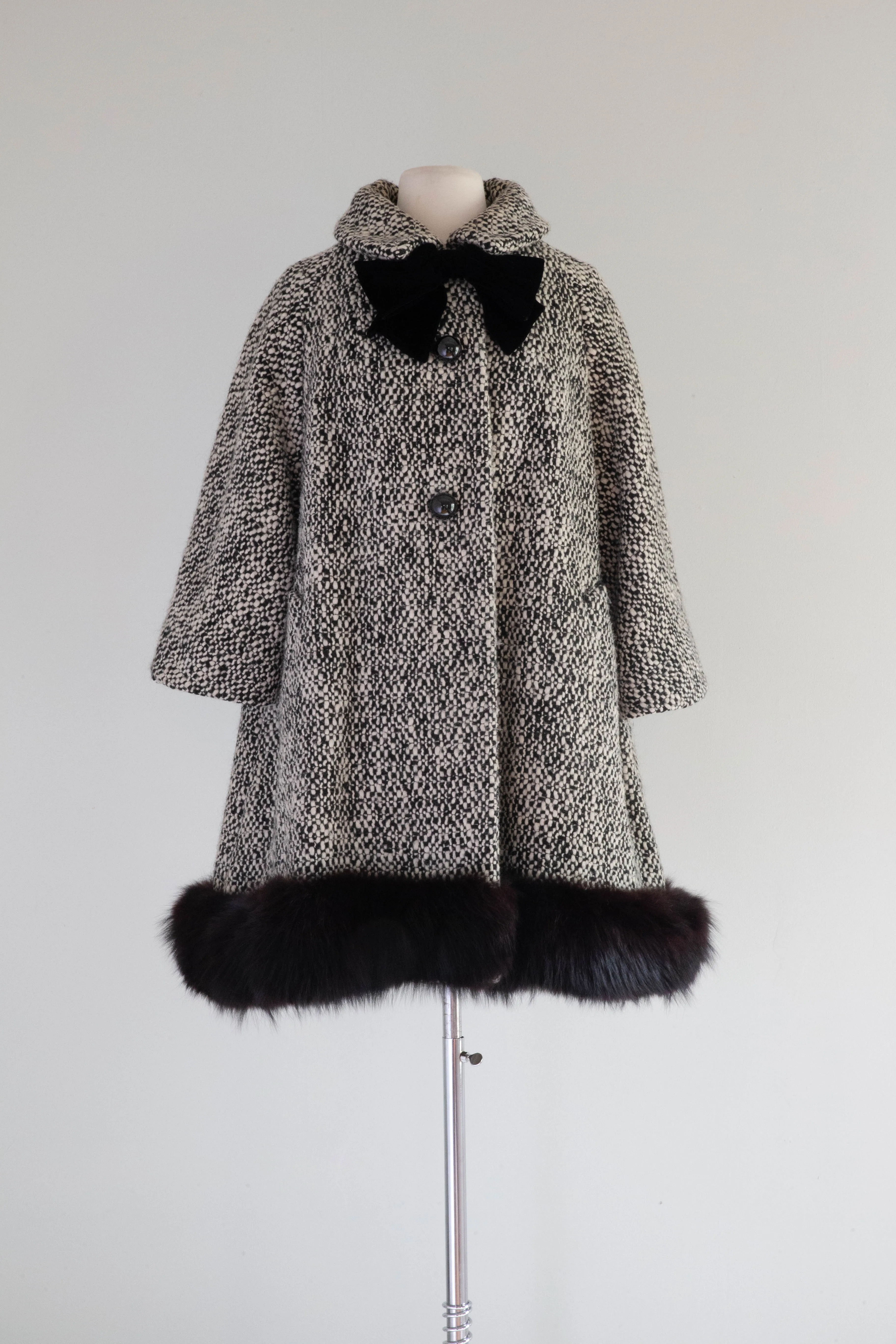 Adorable 1960's Lilli Ann Trapeze Style Tweed Coat With Velvet Bow / Medium