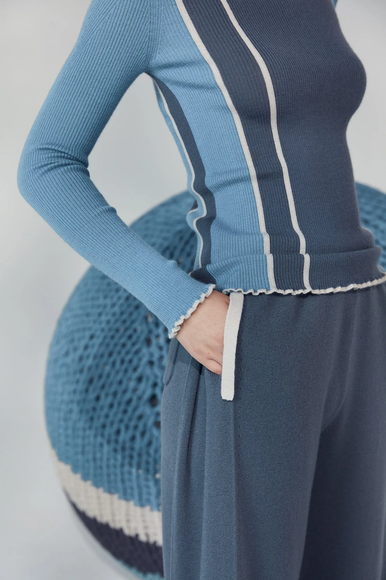 Fitted round-neck 100% cashmere sweater