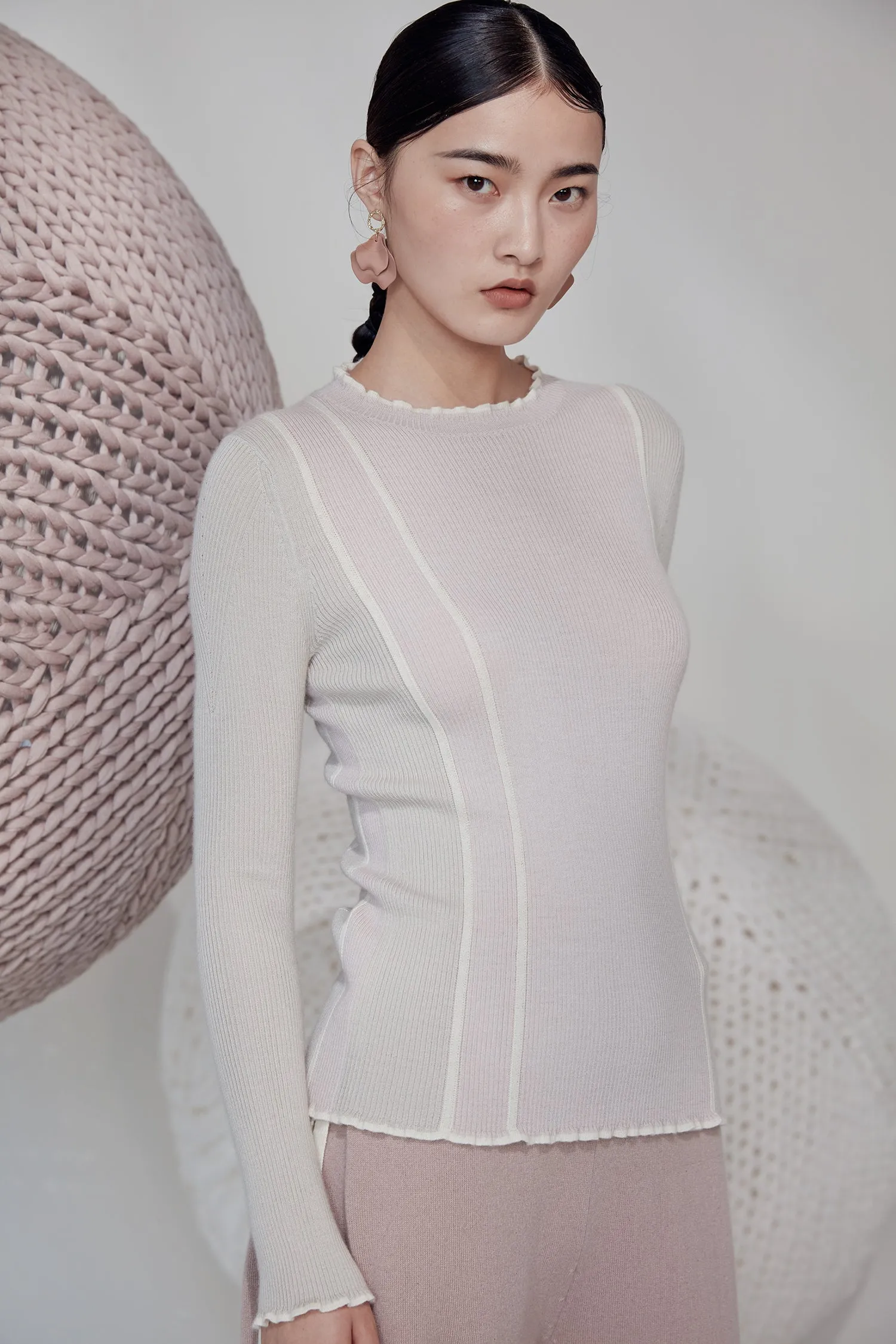 Fitted round-neck 100% cashmere sweater
